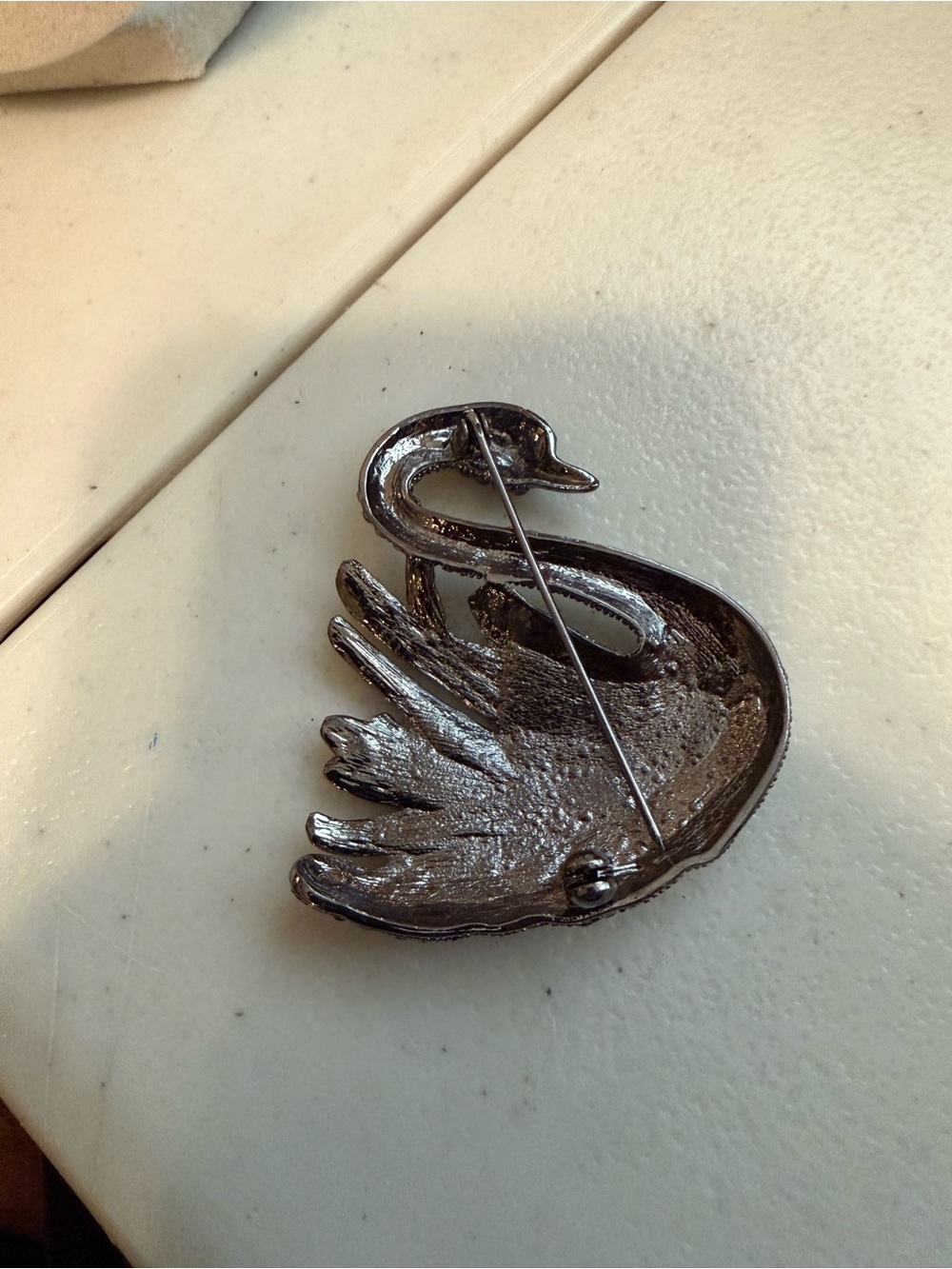 Swan brooch in gunmetal with rhinestone in a marcasite feel - Picture 5 of 6